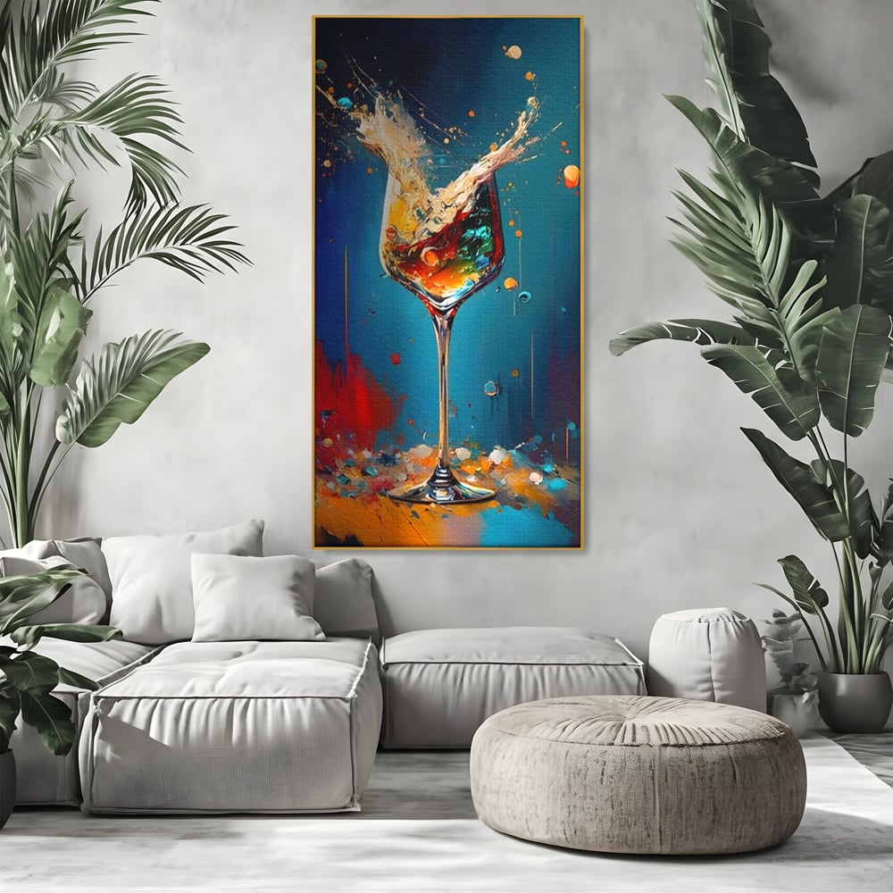 Tablou canvas cu tablou canvas cu pahar de cocktail si stropi colorati, in rama de aluminiu auriu, pe perete intr-un living